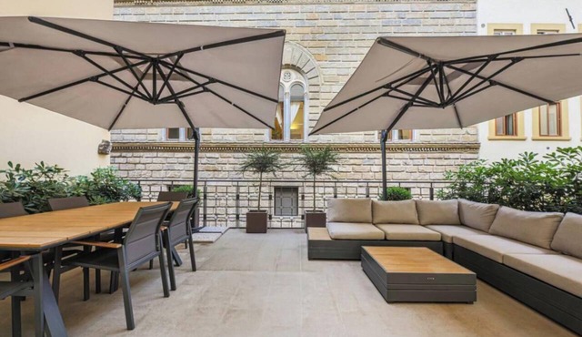 Elegant 5-Bedroom Apartment in Piazza della Signoria, Florence