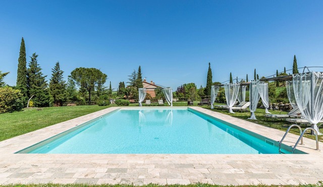 Elegant farmhouse, with private pool, table tennis & ping pong in Val D'orcia,