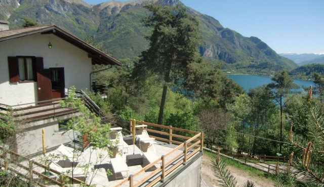 Erdgeschosswohnung mit Seeblick by Interhome