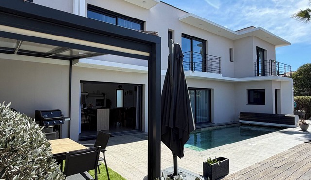Exceptional villa 10 min walk from beaches 🌴 Heated Bali pool. Jacuzzi