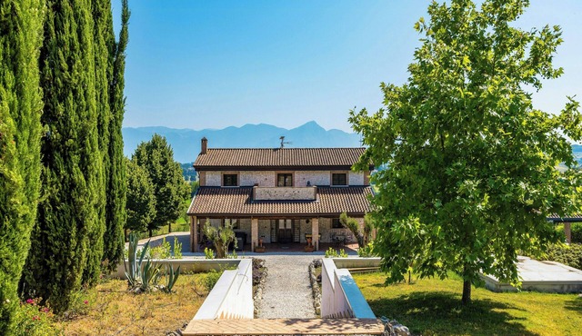 Exclusive villa with pool near Caserta