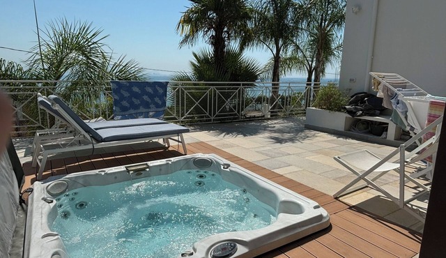 Fantastic sea view cottage: jacuzzi, spacious patio and panoramic terrace