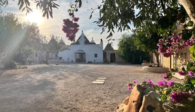 Five minutes from Locorotondo and Alberobello, cozy village of trulli and cummer