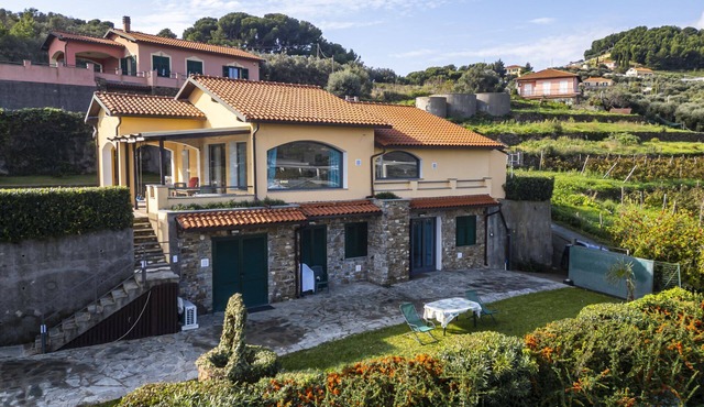 Flat in villa with garden