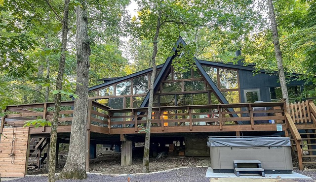 FLAT, Lakefront chalet; Hottub, Playground, Firepit, Wifi, and more! in Wright City