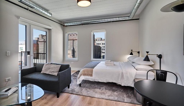 FRONTDESK Chic Open Wrigleyville Studio Apt in Chicago