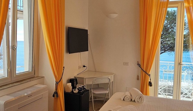 Galene - beachfront Costa d'AmalfinnCharming double bedroom with seaview balcony