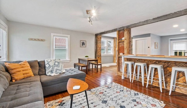 Great Value - 2 BDRM Sleeps 4 - Onsite parking! in Irondequoit