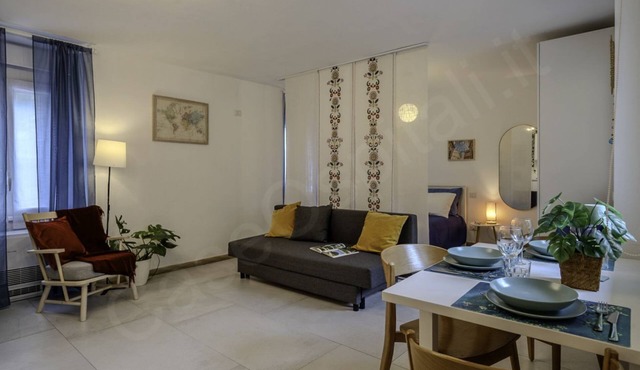 GuestHost - Modern studio apartment ideal for relaxing after a day exploring Milan and its surroundings. It has 3 comfortable beds, a spacious shower and a bathtub perfect for relaxing. Centrally located, close to shops, restaurants and the underground.