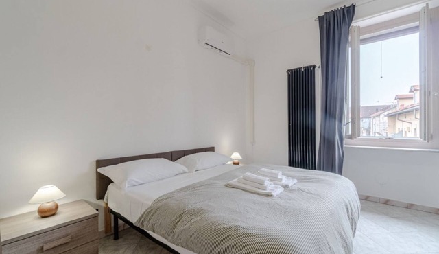 GuestHost - A cozy 45 square meters apartment, perfect for two people, located on the fourth floor of a building (NO elevator).The property is located in the Barriera di Milano neighborhood, north of the historic center. Convenient public transportation