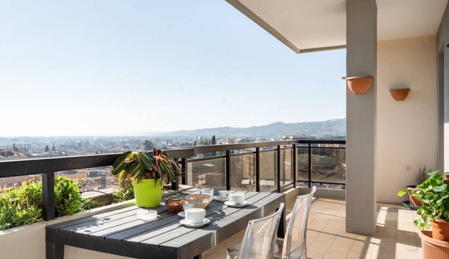 GuestHost - Bright 80 sqm apartment that can accommodate up to 6 people, located near the Ponte San Giovanni station. It consists of a living room with kitchen and dining area, a bathroom and two bedrooms. The flat is located on the ninth floor and has a