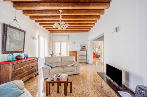 GuestHost - Beautiful Villa With Garden and Private Parking!