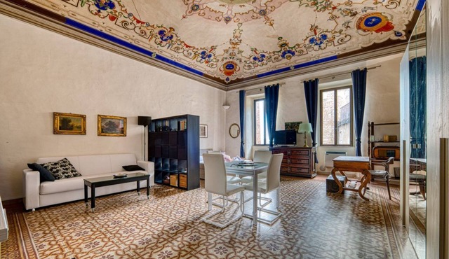 GuestHost - Charming 60 sqm studio apartment, accommodating up to 3 guests, located on the first floor of a historic building without an elevator.The property is located in the heart of Perugia, in Piazza della Repubblica (Corso Vannucci), in an area sur