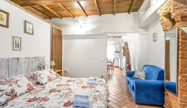 GuestHost - Charming apartment of about 40 sqm, ideal for two people, located on the first floor of a period building WITHOUT a lift. The apartment is in an ideal position (Restricted Traffic Area) to comfortably visit all the main points of interest in