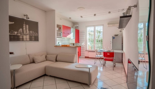 GuestHost - Comfortable 55 sqm ground-floor apartment, ideal for 2 people.The property is located in the Borgo Trebbia–Infrangibile neighborhood, a residential area in the north-west part of the city.Piacenza city center is easily reachable on foot or