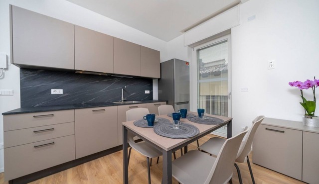 GuestHost - Cozy 69 sqm apartment, located on the first floor of a building without an elevator.The accommodation is situated in a strategic location, allowing you to reach the main points of interest within a short walking distance or by public transpor