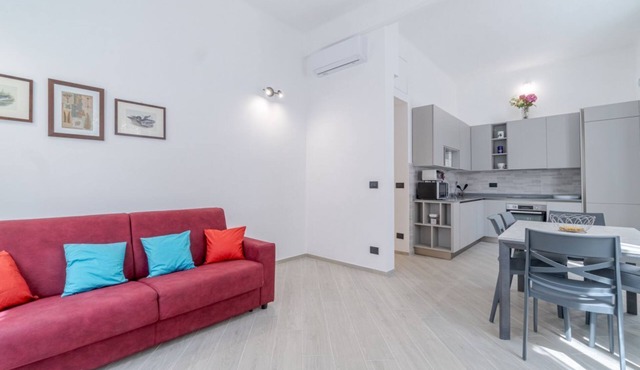 GuestHost - Cozy and functional apartment ideal for 6 guests is located in the Albaro district, a quiet residential area, but very well connected to all points of the Ligurian capital. Its location makes it ideal for families, couples and business travel