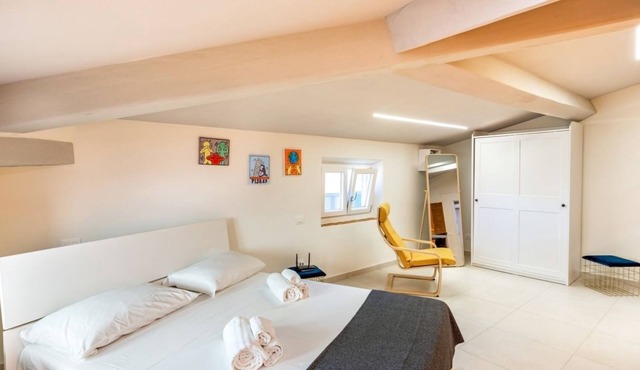 GuestHost - Cozy apartment of about 40 square meters, completely renovated, perfect for 2 people, located on the fourth floor of a 12th century building protected by the Superintendency. The property is located in a central position (Traffic-Restricted A
