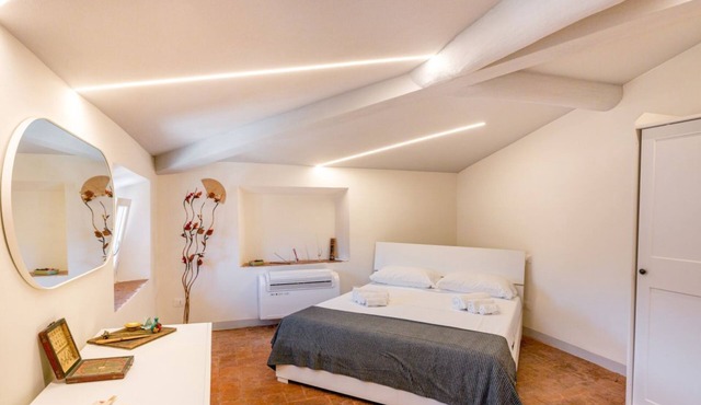 GuestHost - Cozy apartment of about 50 square meters, completely renovated, perfect for 2 people, located on the fourth floor of a 12th century building protected by the Superintendency. The property is located in a central position (Traffic-Restricted A