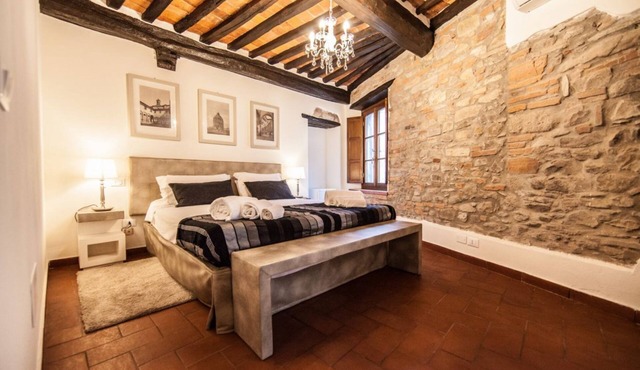 GuestHost - Large and cozy apartment of 176 square meters, which can comfortably accommodate up to 9 people, organized on two levels (ground floor and first floor). The property is located in Colle di Compito, a small medieval village, as well as a quiet