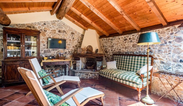 GuestHost - Medieval Getaway! Apuan Alps Lovely Attic x4