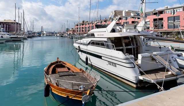 GuestHost - Nice and bright studio apartment in the heart of the Old Port of Genoa, with large panoramic windows overlooking the dock. The apartment is only 300m from the Darsena underground and 800m from the Principe Square railway station. The Genoa Aq