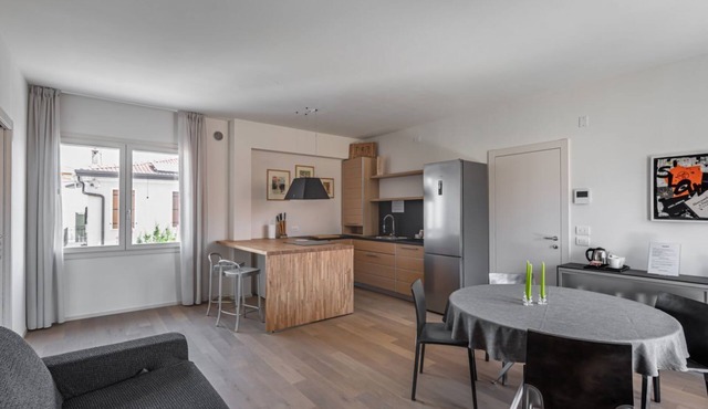 GuestHost - Outbuilding used as an apartment located on the first floor.There are 20 steps to access it.In 60 square meters of space it accommodates 4 people, with a double bedroom and a double sofa bed in the living room.There is an external large balco