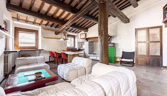 GuestHost - Quiet and central apartment on two levels, able to accommodate up to 3 people. The accommodation offers panoramic views over the city's rooftops and the interior is enriched with exposed wooden beams that add a touch of warmth and history. Lo