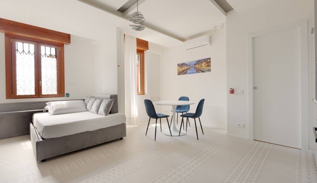 GuestHost - Renovated studio apartment with all amenities!