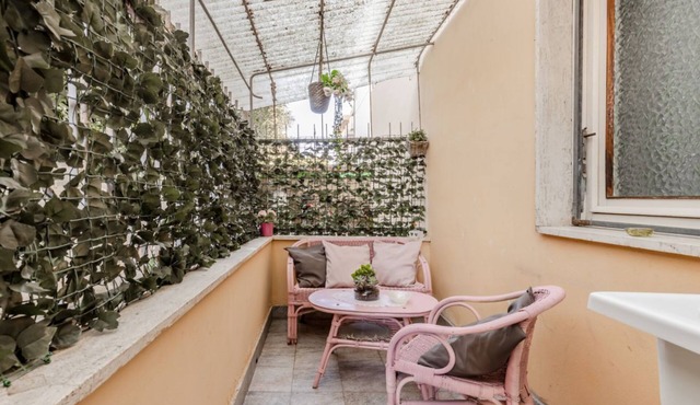 GuestHost - Spacious apartment of about 100 sqm located on the ground floor of a building with elevator, able to comfortably accommodate up to 4 people.The property, equipped with all the main amenities, is located in a strategic position, a few steps fr