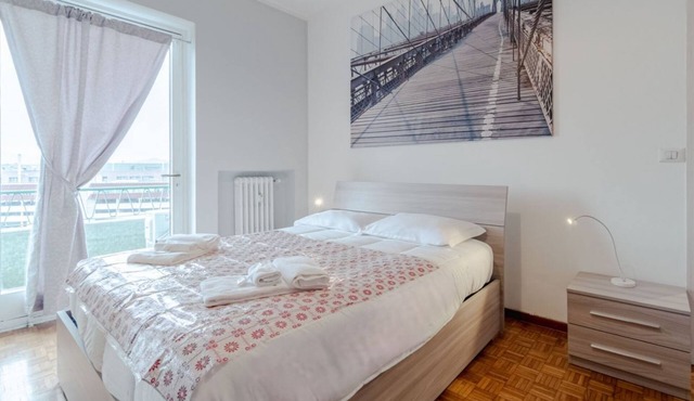 GuestHost - Spacious and bright apartment of 120 sqm for 6 people, located on the sixth floor with elevator (not suitable for disabled people). The accommodation has a balcony with views of the Cenisia district, a quiet and well-connected residential are