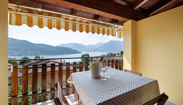 Holiday apartment ‘Miralago Marone’ with lake view, private balcony and Wi-Fi