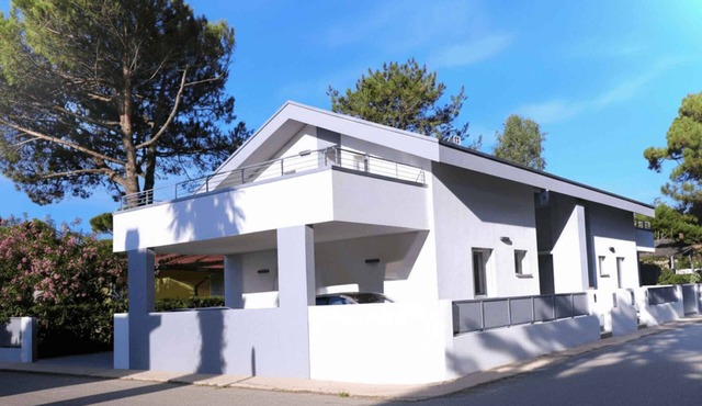 Holiday apartment with air conditioning, terrace and garden
