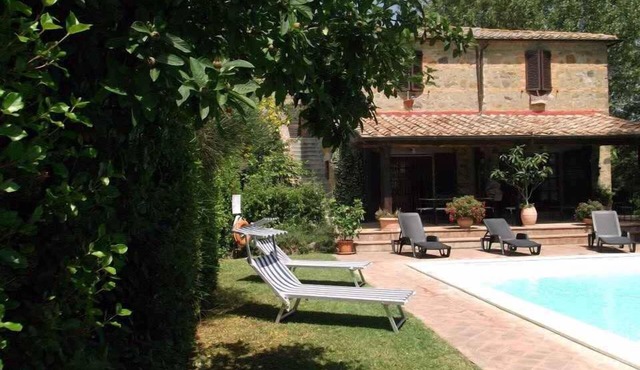 Holiday home with pool for 8 people