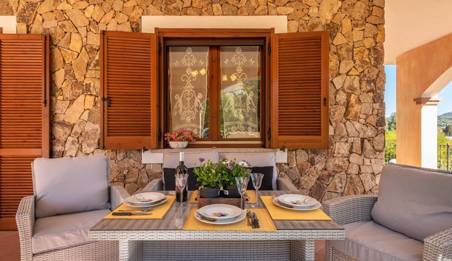 Holiday Home with Wi-Fi, Air Conditioning, 2 Terraces and Pool - Villa Isabel