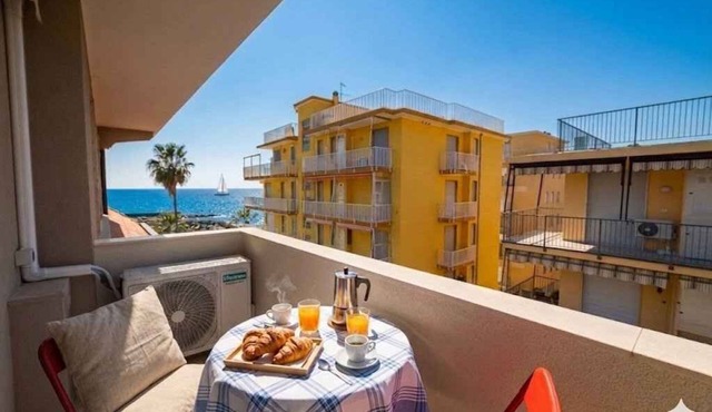 Holiday apartment with air conditioning and balcony