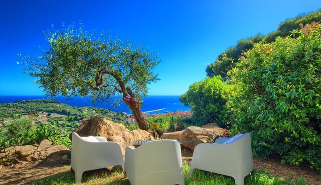 House with a garden and magnificent views of the sea and the city