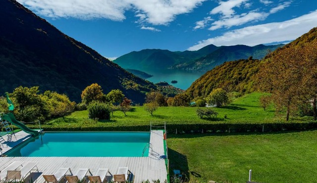 In a green and relaxing atmosphere with pool and stunning lake view