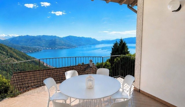 Cà Sulà, large detached house with garden and beautiful lake view