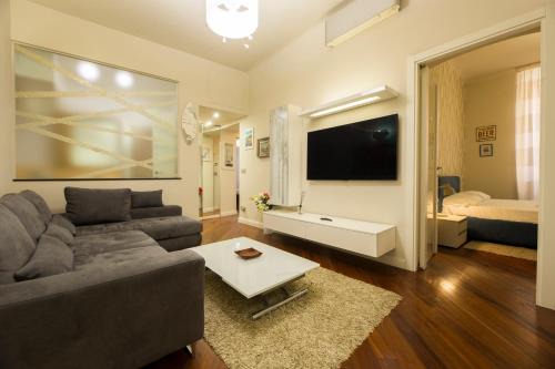 JOIVY Spacious 3-Bedroom Apartment in Central Genoa