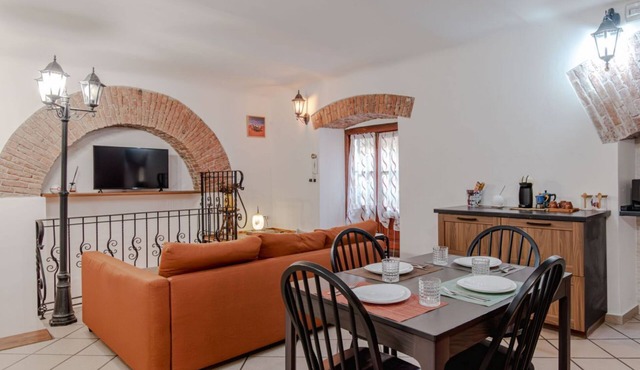 Large and welcoming 100m2 apartment, perfect for 6 guests, located on the ground floor (10 steps to the hallway to access).Located in a strategic position a stone's throw from Piazza Principe station, the city center and all the main attractions can be e