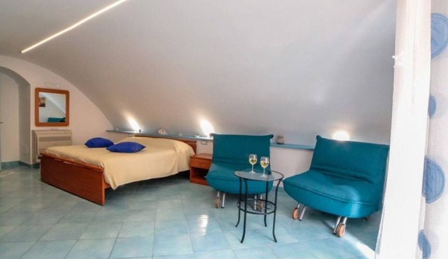 Located in Maiori, just 50 meters from the sea and can accommodate up to a maximum of 4 people.