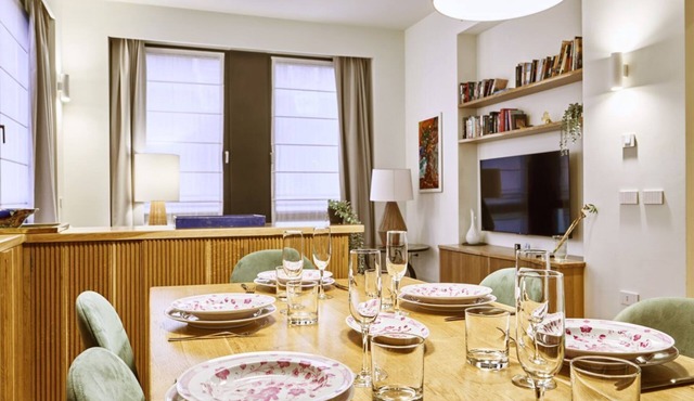 Located in the elegant Washington Building in Milan, at 18 Via Antonio Cecchi, this three-room flat is an ideal solution for those seeking comfort and style in the city. The flat is perfect to accommodate up to 4 people, thanks to its two bedrooms, each