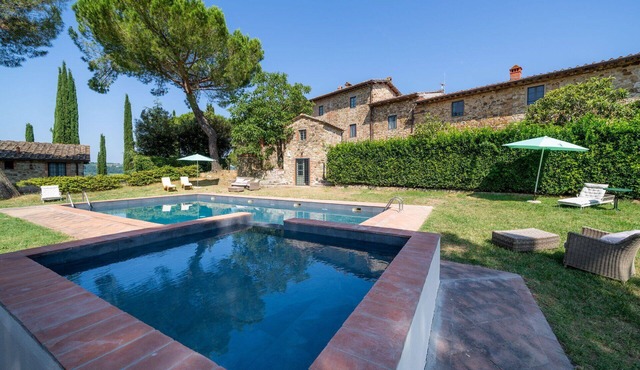 Lovely apartment in villa for 4 guests with pool, WIFI and TV, close to Greve In Chianti