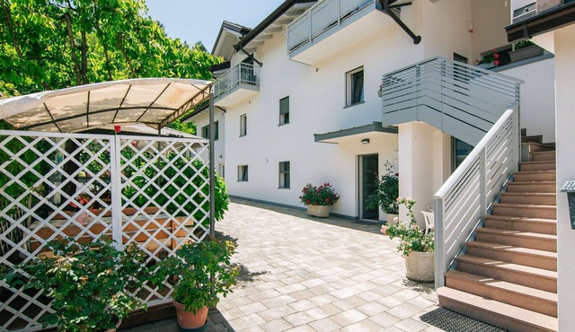 Lovely apartment for 4 guests with WIFI, TV, patio and pets allowed