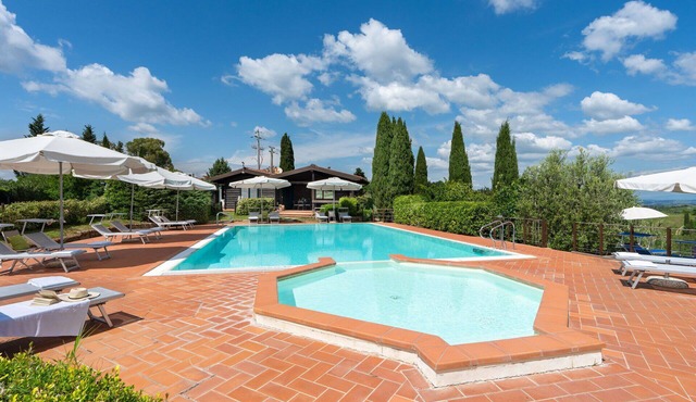 Lovely apartment with WIFI, pool, A/C, TV, veranda and panoramic view, close to San Gimignano
