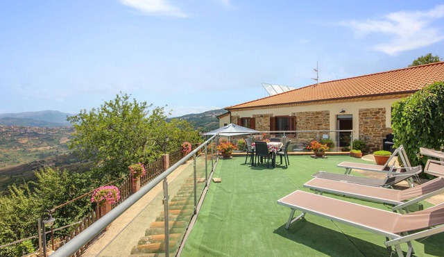 Lovely home in Laureana Cilento