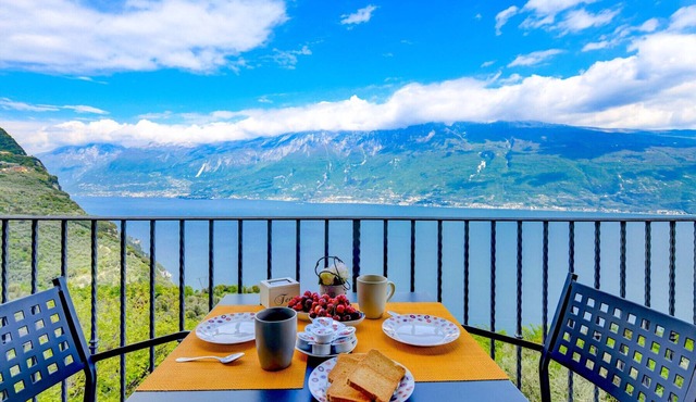 melograno: with stunning lake view