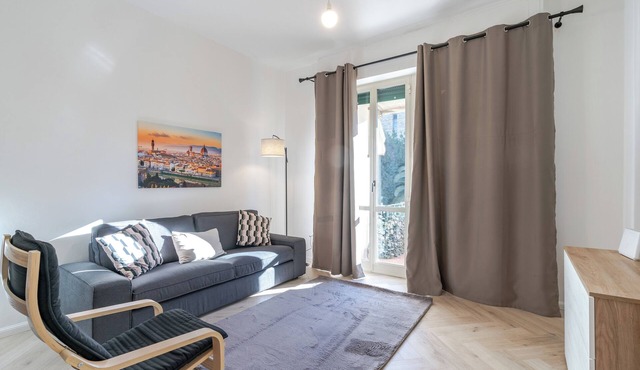 Modern 2-Bedroom Apartment with Balcony 3 Min to Tram