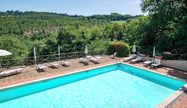 Modern apartment in a hamlet with pool 20 minutes from San Gimignano